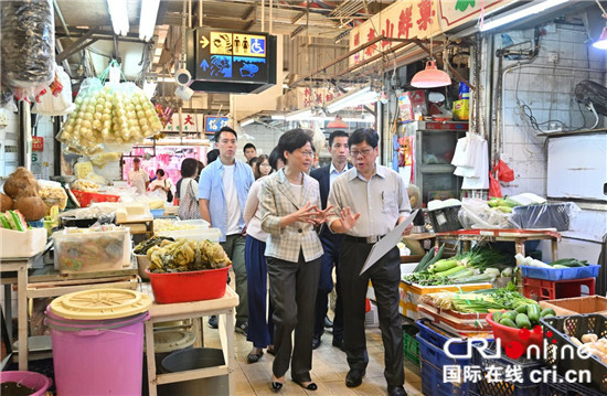 M6米乐 MILE香港特区行政长官林郑月娥视察公众街市和警务设施